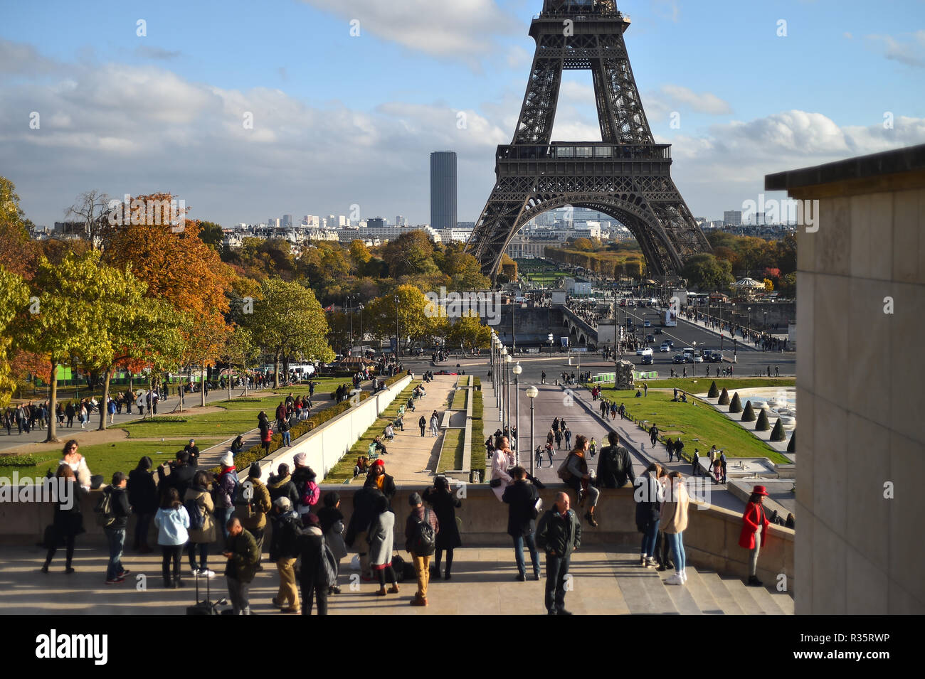 PARIS, FRANKREICH, November 9, 2018: Touristen, die Fotos in Trocadero Website mit Tour Eiffel im Hintergrund in einem Herbst Tag Stockfoto