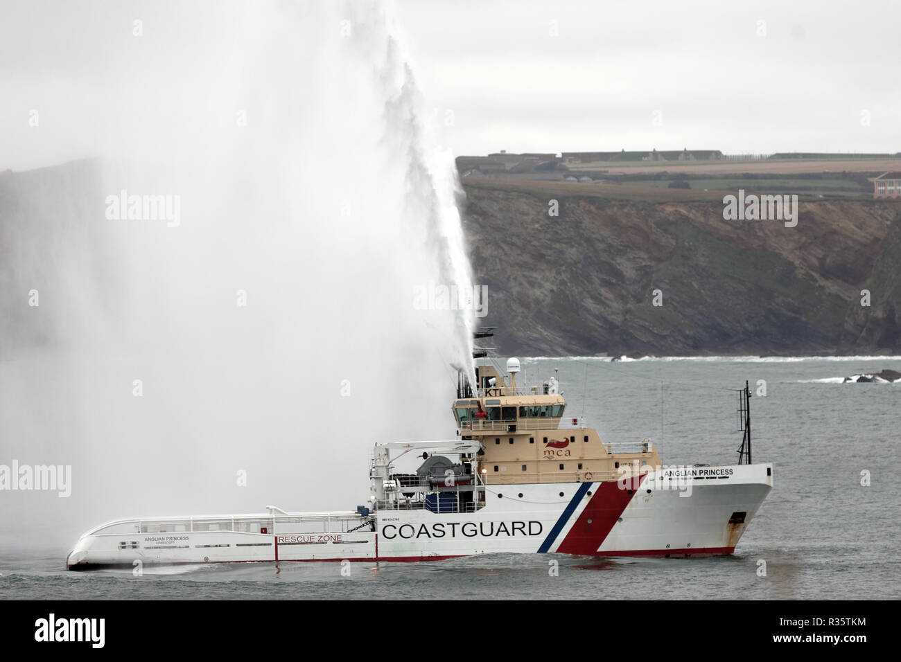 Gazzle cove Storm Wellen. Newquay, Cornwall, England. Stockfoto