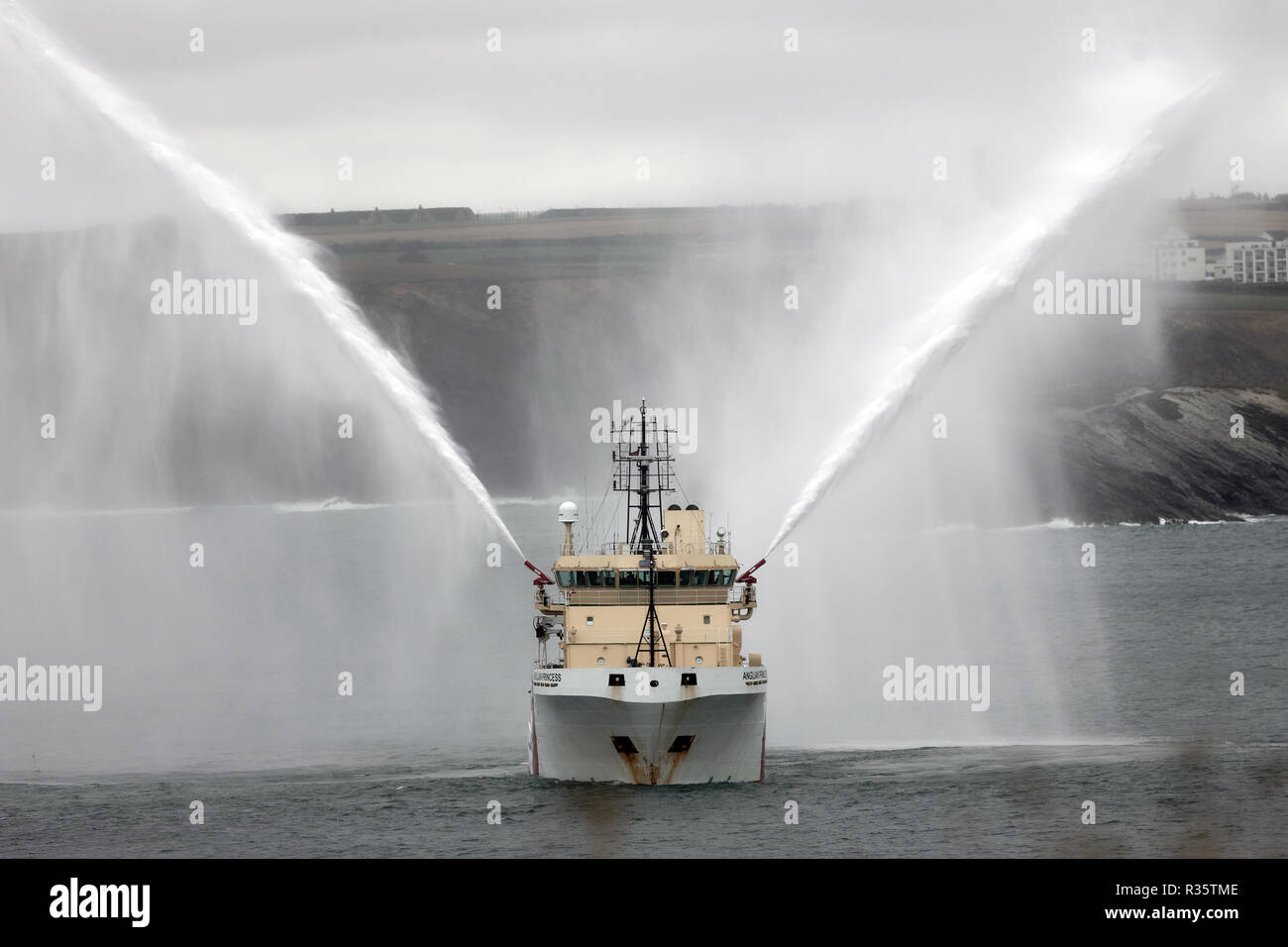 Gazzle cove Storm Wellen. Newquay, Cornwall, England. Stockfoto
