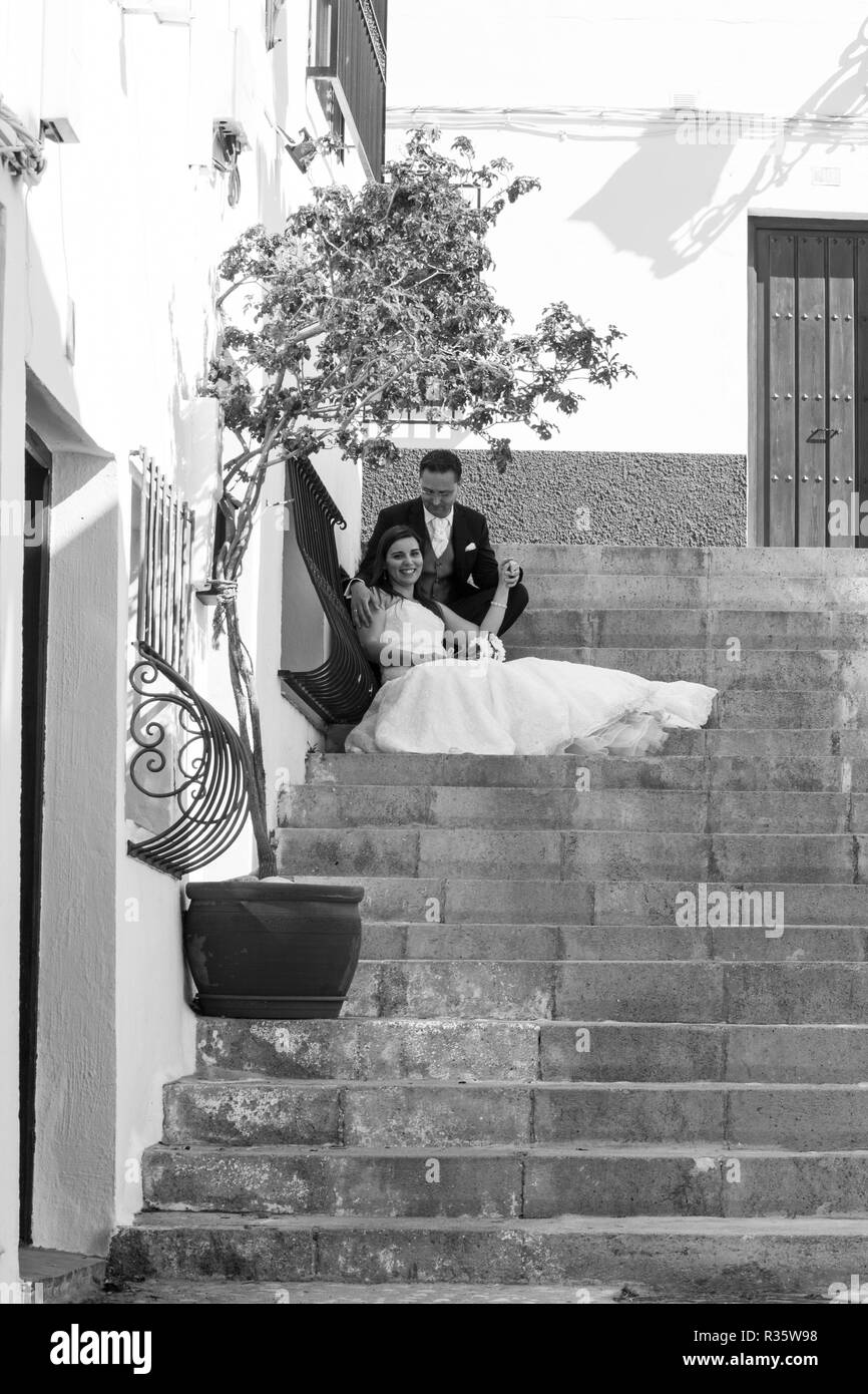 Junges Paar am Tag ihrer Hochzeit, auf einer großen Treppe Stockfoto