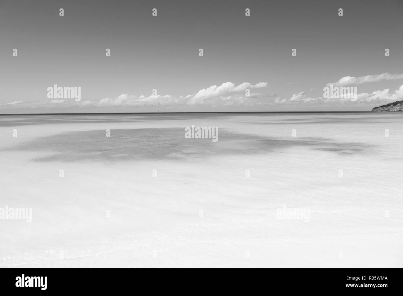 Meer oder Ozean in Antigua am sonnigen Tag. Meer Strand mit transparentem Wasser, weißer Sand, blauer Himmel Stockfoto