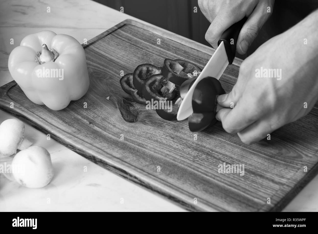 Die Zubereitung von Speisen, Koch schneiden Red Paprika. Küchenchef bei der Arbeit Stockfoto