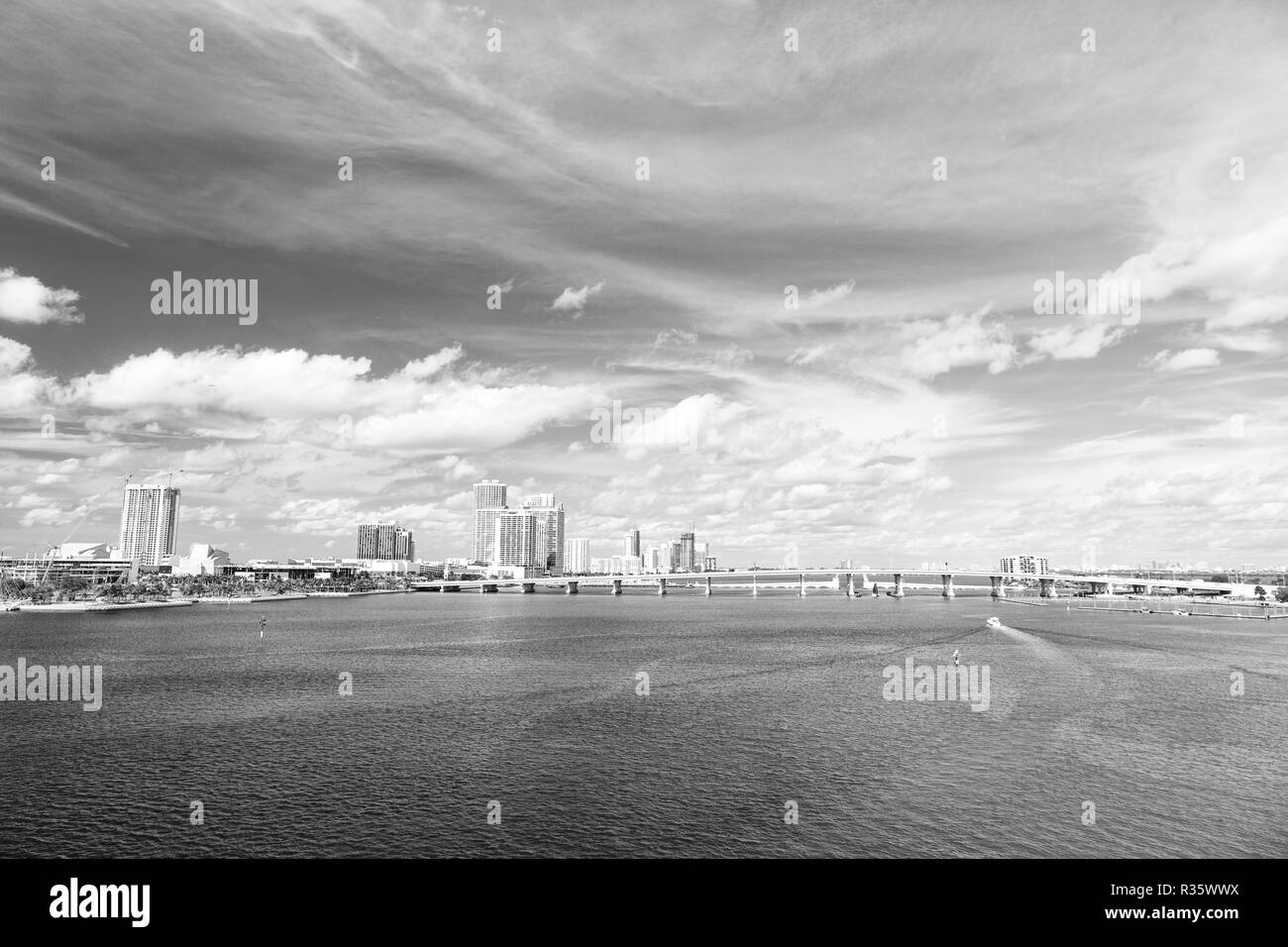 Marine mit Brücke und Gebäuden von Miami usa am Horizont. Wolkenkratzer der Innenstadt an bewölkten Himmel. Architektur und Design. Sommer Urlaub und Reisen. Stockfoto