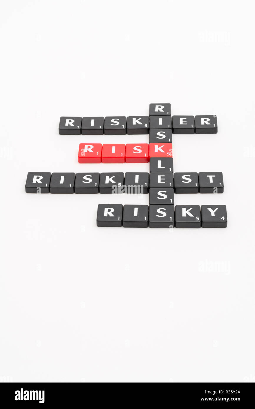 Buchstabensteine für RISIKOKONZEPT - Geschäftsrisiko, Risikobeurteilung, Risikoanalyse, Risikomanagement, Investitionsrisiken, strategisches Risiko, Risikostrategie Stockfoto