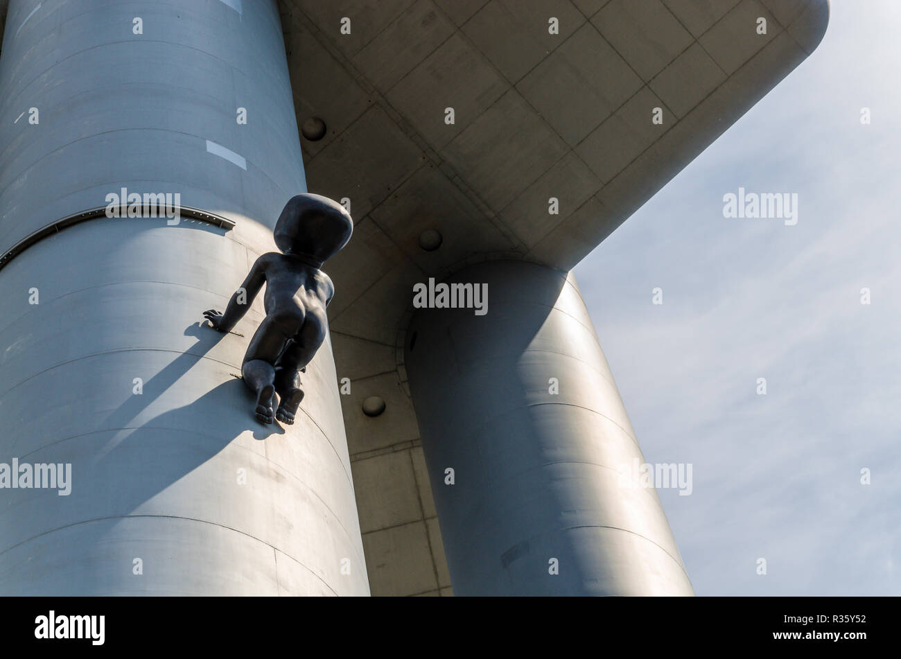 Die Žižkov Fernsehturm in Prag ist ein Beispiel für High-Tech-Architektur. Skulpturen von Babys sind zu den Polen angeschlossen Stockfoto