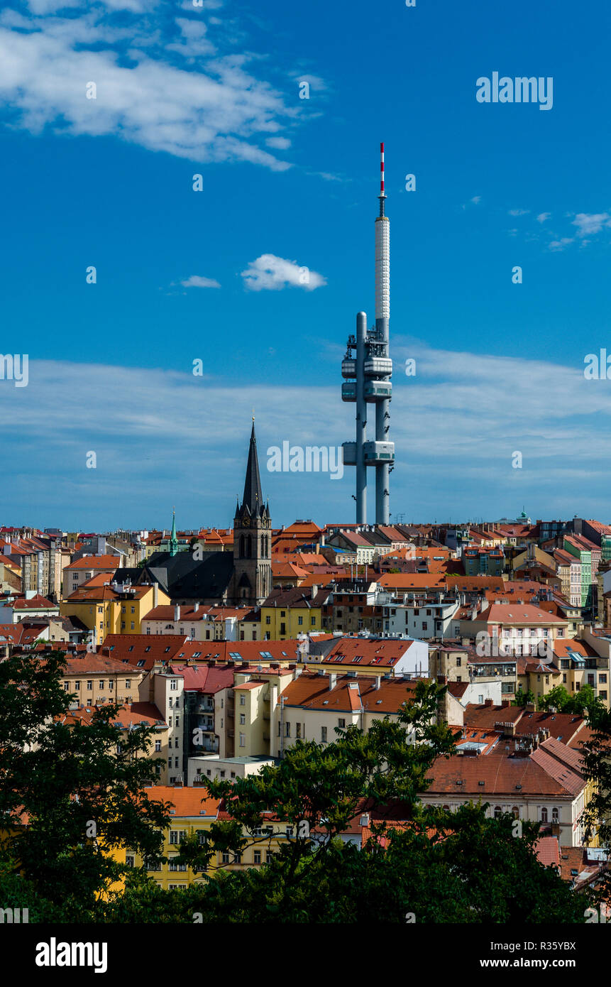 Der Fernsehturm in Prag, der hoch über die Dächer des Stadtteils Žižkov, ist ein Beispiel für High-Tech-Architektur Stockfoto