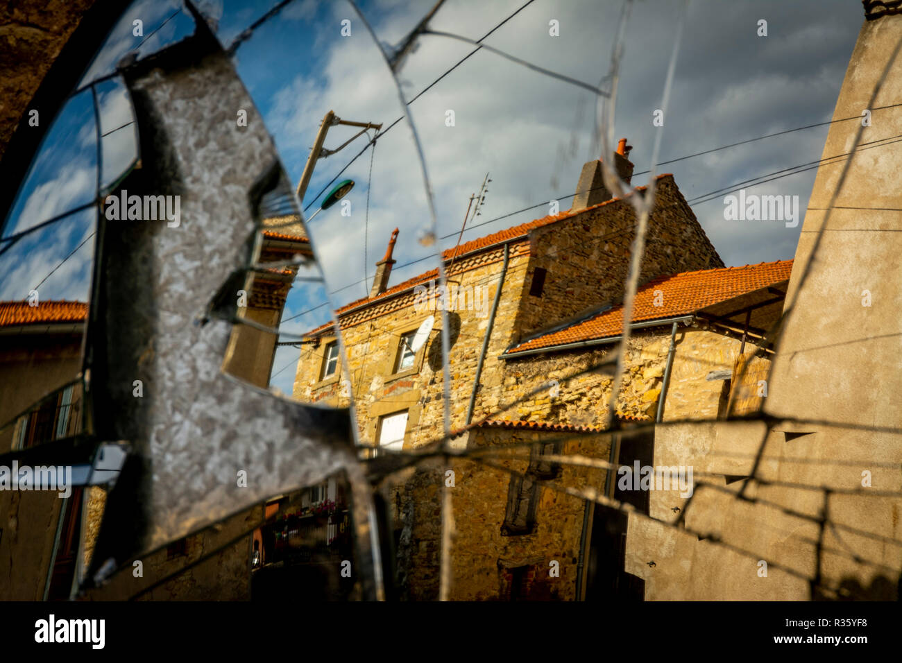 Reflexion eines Steinhaus in einem zertrümmerten Spiegel, Frankreich Stockfoto