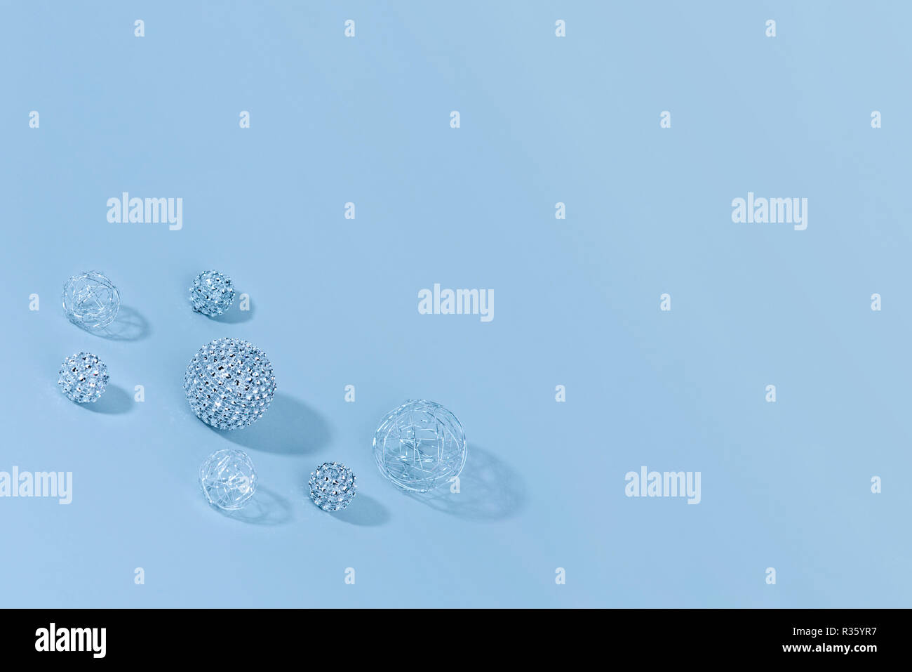Silber glänzende Weihnachtskugel Dekoration auf Pastell-blaue Hintergrund. Stockfoto
