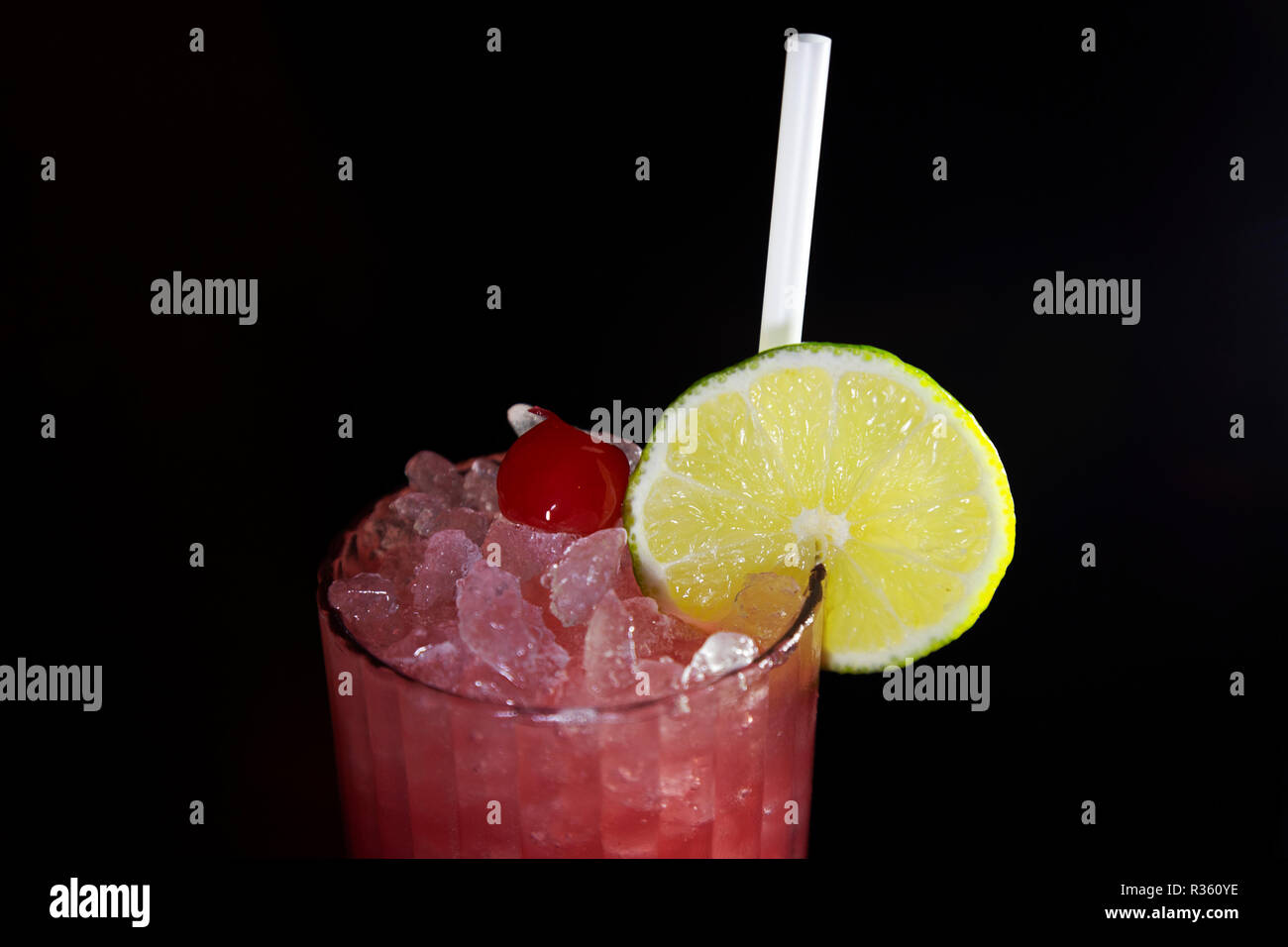 Ein alkoholfreier Cocktail, ein Getränk aus Kirsche und Limonade. Das Getränk hat ein Papierstroh darin. Stockfoto