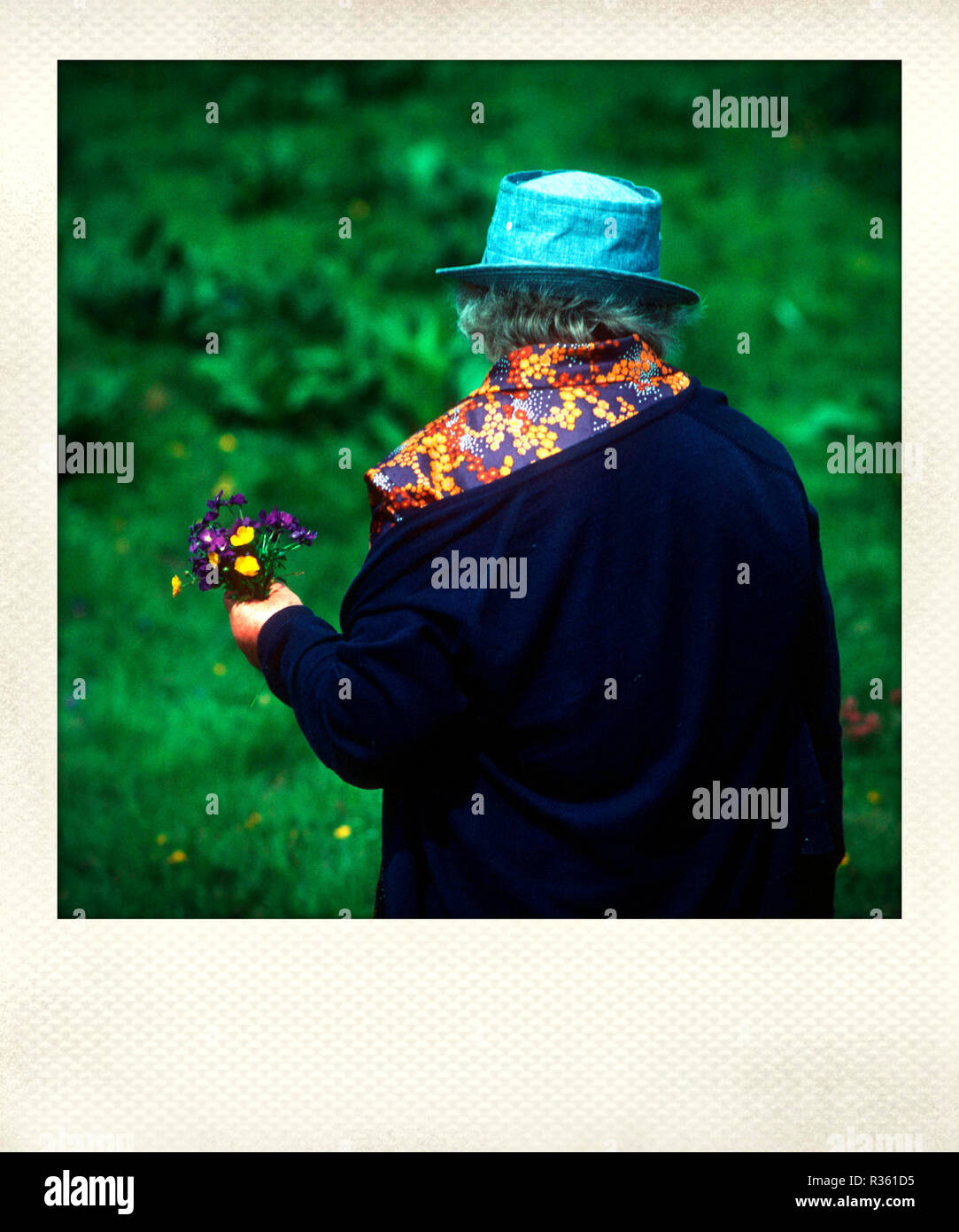 Polaroid Foto von einer älteren Frau mit Blumen, Frankreich Stockfoto