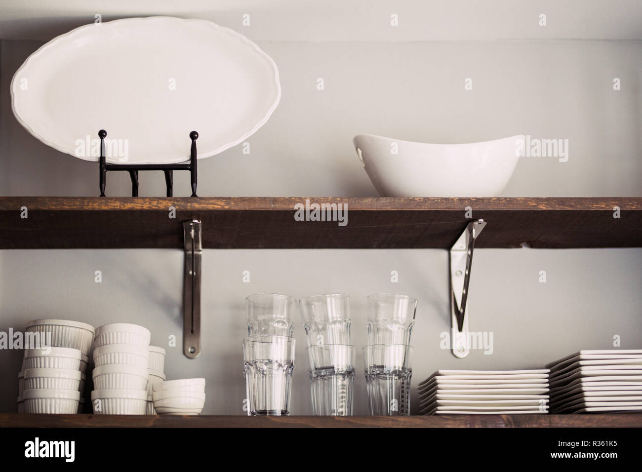 Küche Regal mit Teller, Schüsseln und Tassen Stockfotografie - Alamy