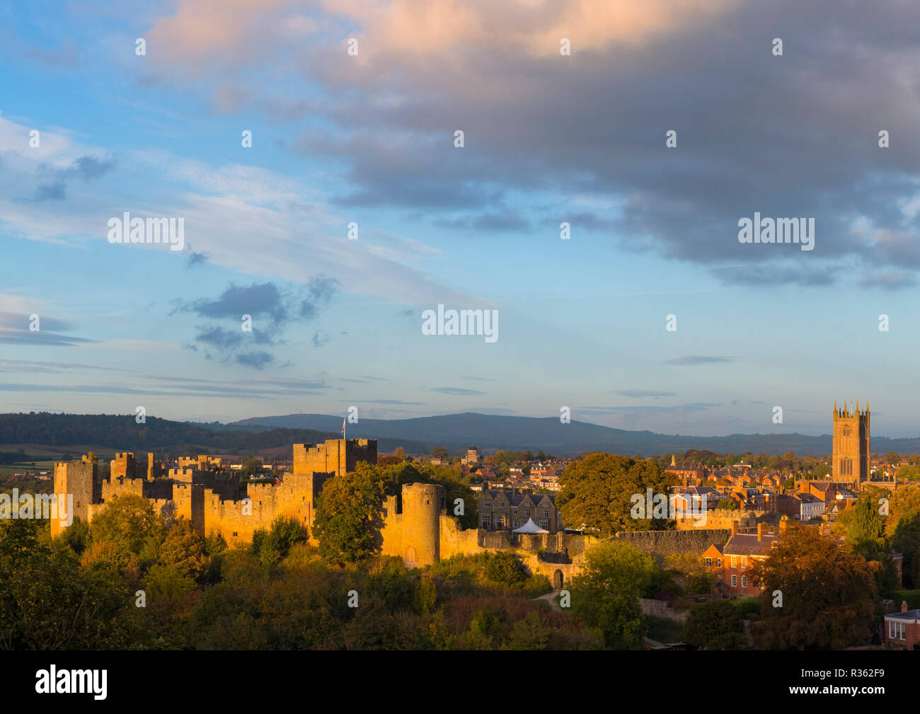 Abendlicht auf der Stadt Ludlow von whitcliffe Gemeinsame, Shropshire gesehen. Stockfoto