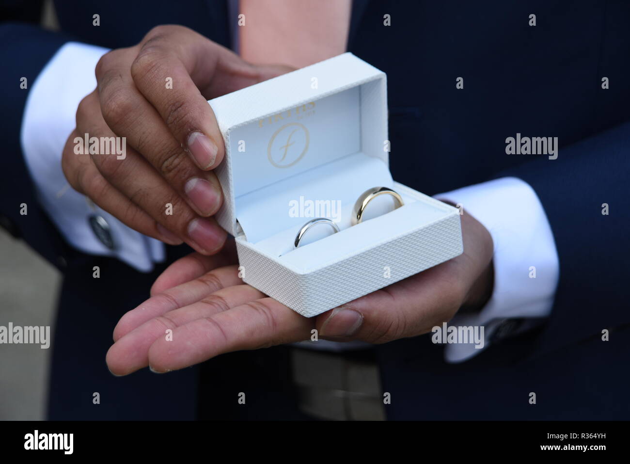 Hochzeit Ringe durch den besten Mann gehalten wird Stockfoto