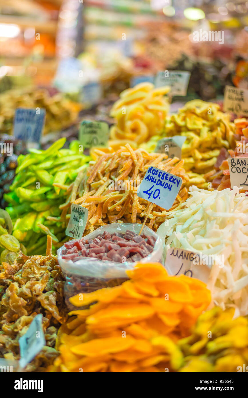 Getrockneten tropischen Früchte für den Verkauf an einen Stall in der Spice Bazaar in Istanbul, Türkei Stockfoto