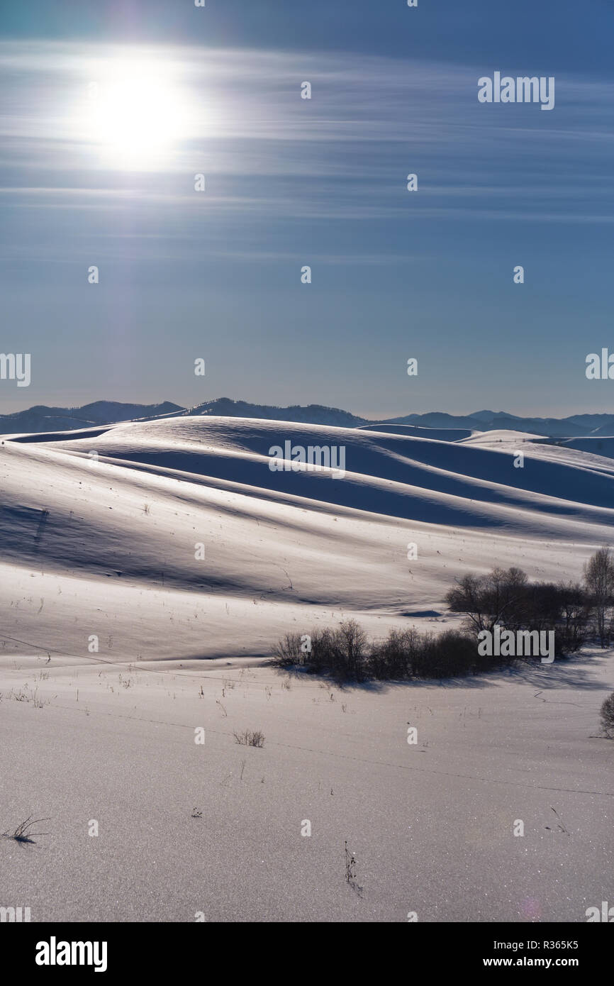 Winterlandschaft mit High Heels unter Schnee mit Sonne am blauen Himmel. Altai, Sibirien, Russland Stockfoto