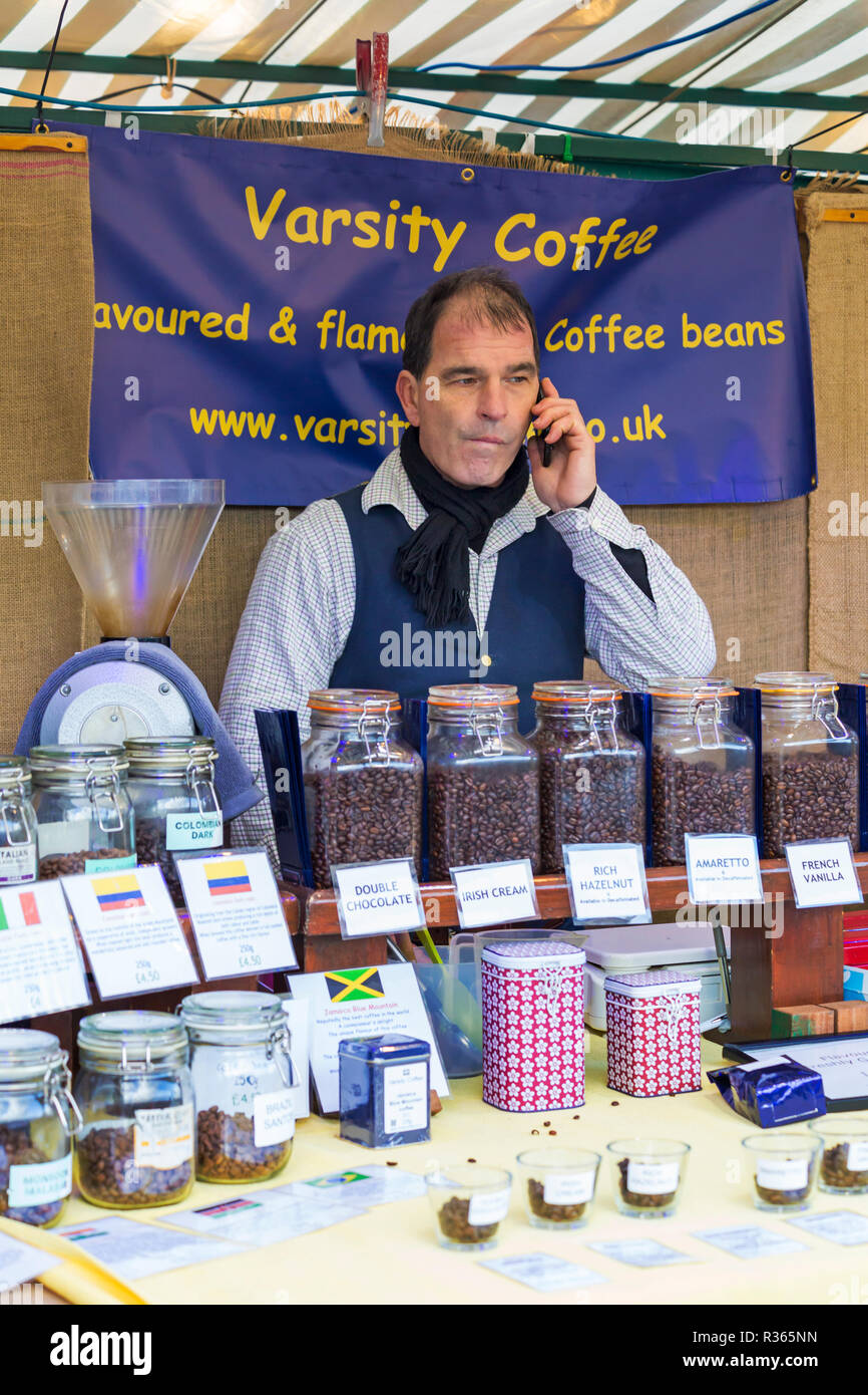 Varsity Kaffeemarkt Standhalter Verkauf von Kaffeebohnen in Gloucester Quays Victorian Christmas Market, Gloucester, Gloucestershire im November Stockfoto
