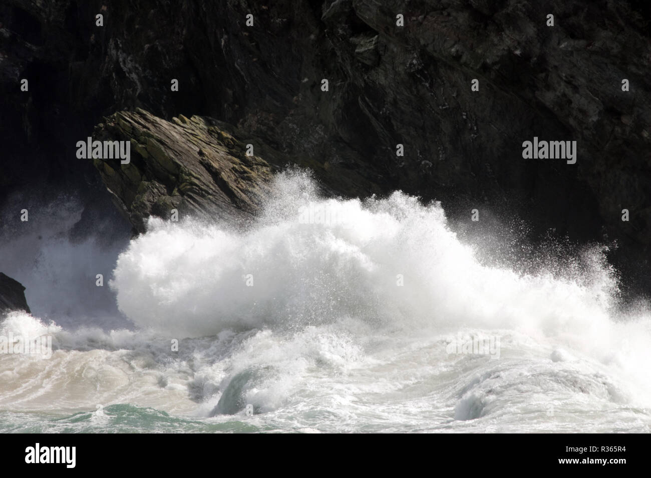 Porth Insel Storm Wellen. Newquay, Cornwall, England. Stockfoto