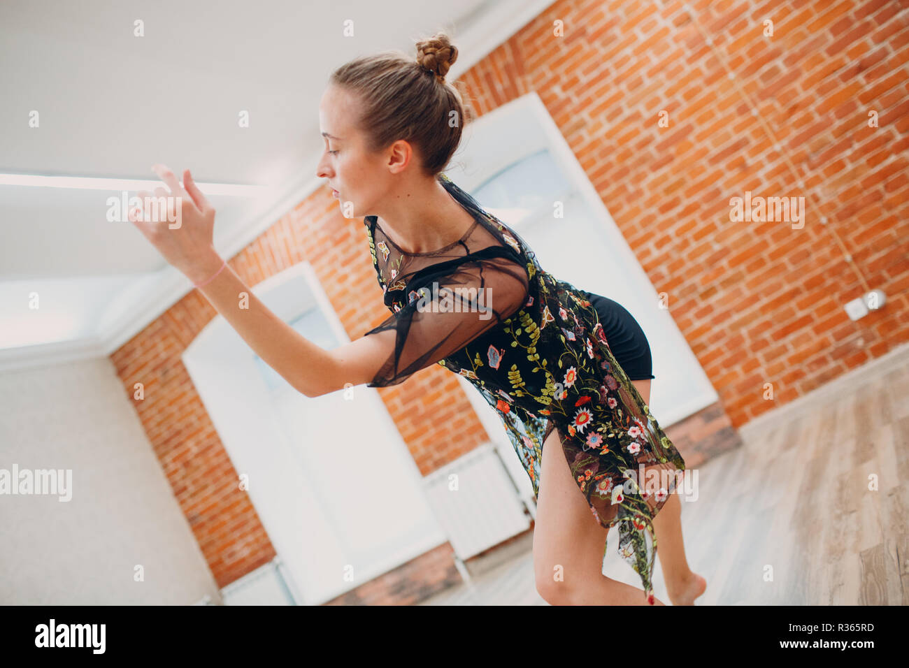 Junge Frau tanzen in einem Tanzstudio Stockfoto