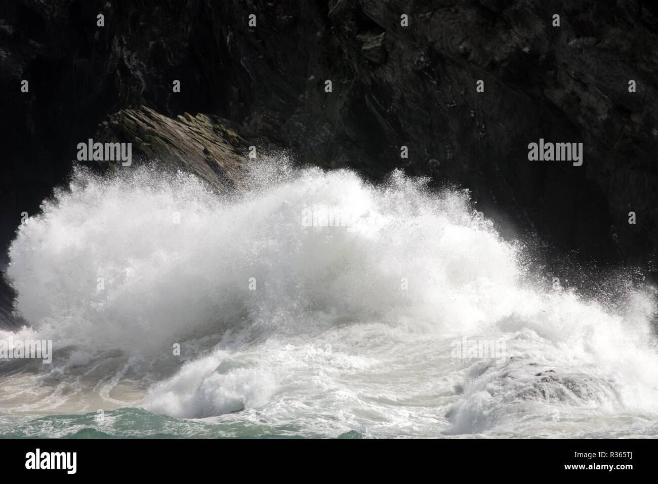 Porth Insel Storm Wellen. Newquay, Cornwall, England. Stockfoto