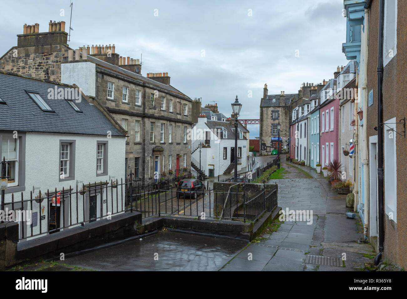 Osten Terrasse, South Queensferry, Edinburgh an einem bewölkten und regnerischen Tag. Stockfoto