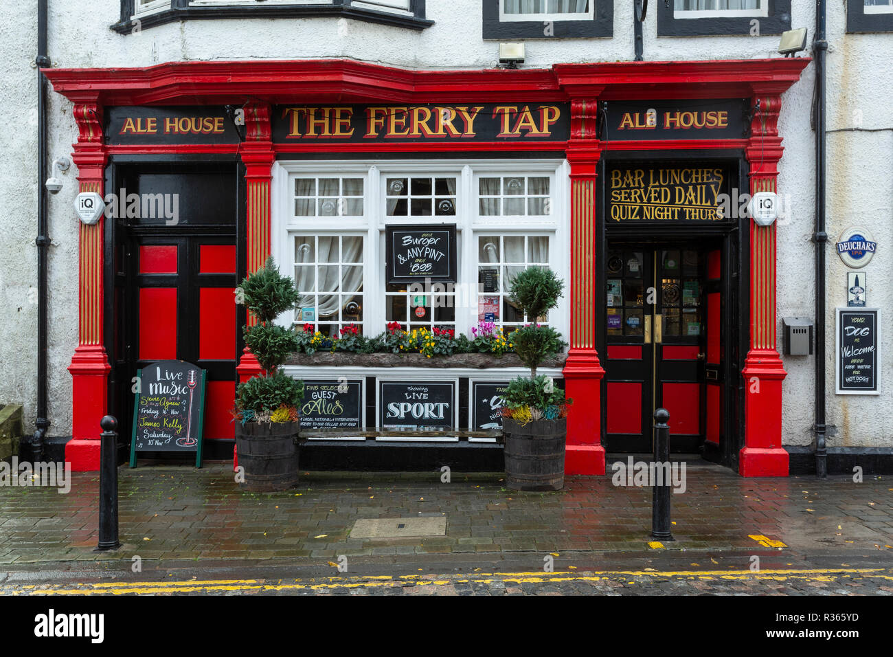 Tippen Sie auf der Fähre. Ein hell gestrichenen Pub in South Queensferry, Edinburgh. An einem regnerischen Tag. Stockfoto