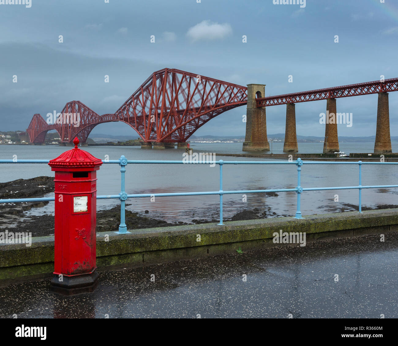 Die Forth Rail Bridge von South Queensferry mit Viktorianischen roten Briefkasten im Vordergrund. South Queensferry, Edinburgh, Schottland Stockfoto