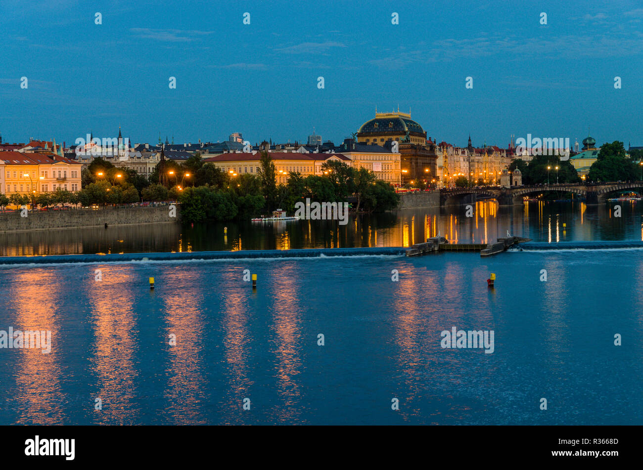 "Národní divadlo', das Nationaltheater als eine der wichtigsten tschechischen kulturellen Institutionen, durch die der Fluss "Moldau" bei Nacht Stockfoto