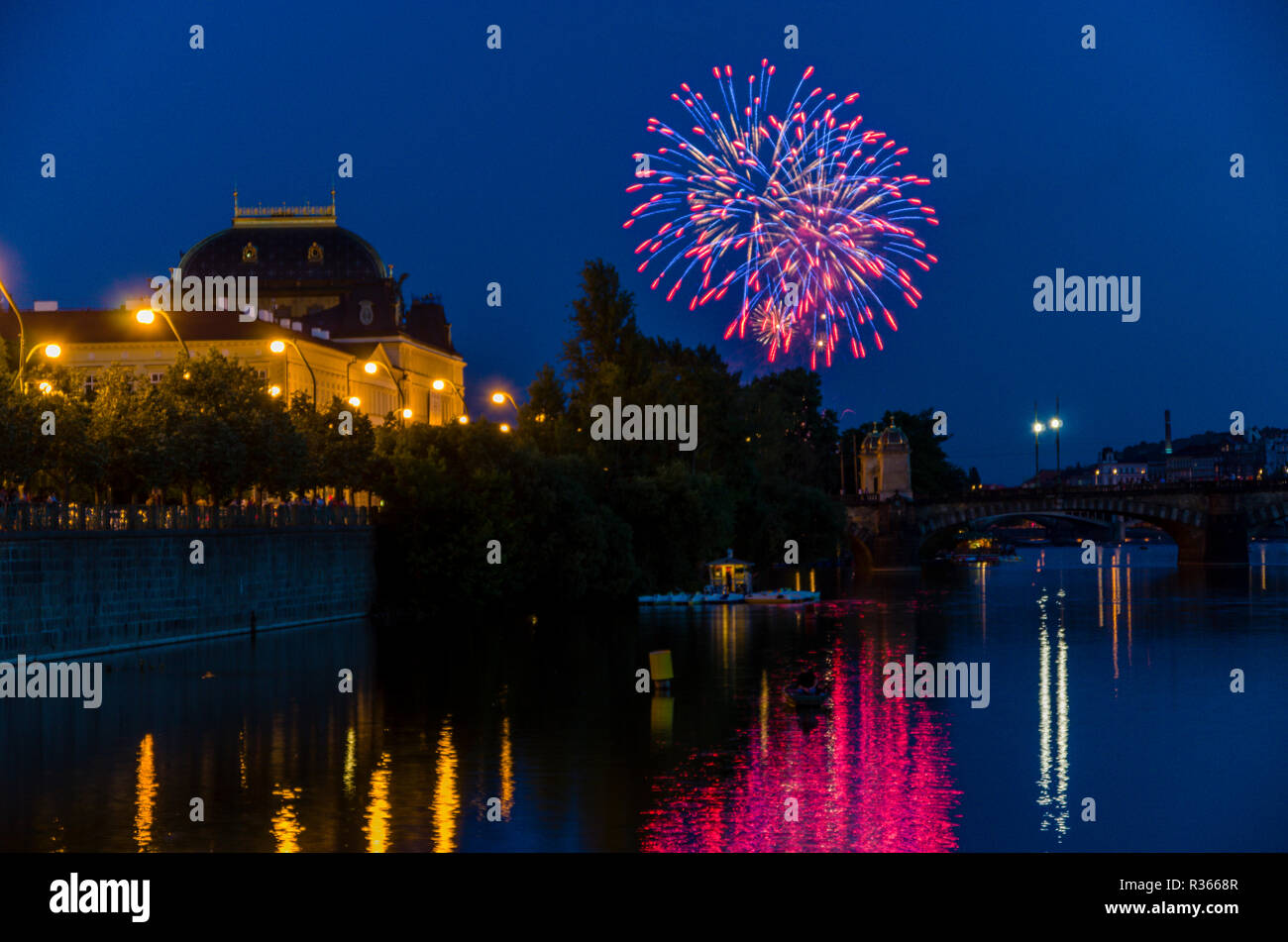 "Národní divadlo', das Nationaltheater als eine der wichtigsten tschechischen kulturellen Institutionen, über die den Fluss Vltava 'in der Nacht mit fi gesehen Stockfoto