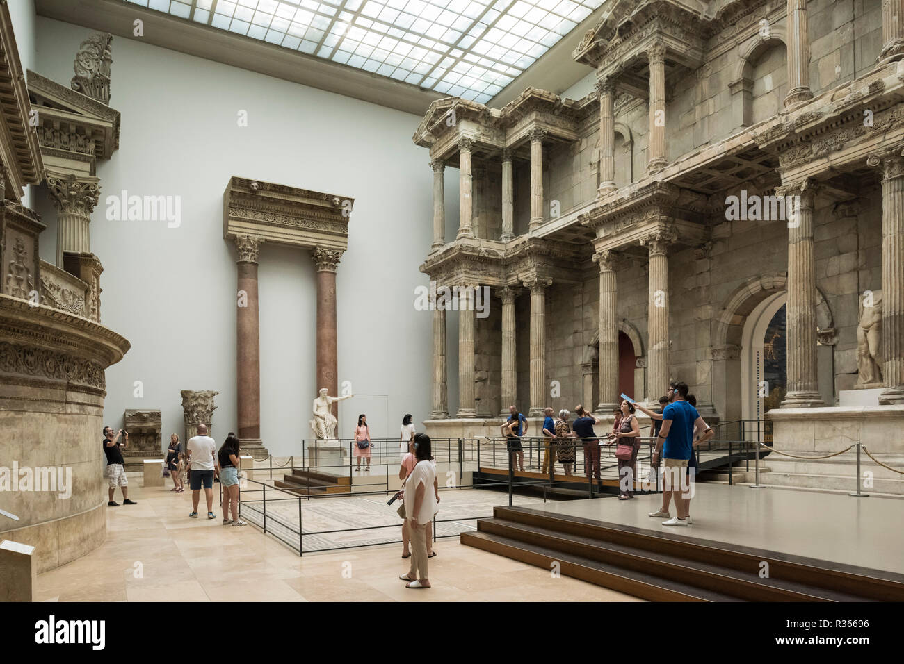 Berlin. Deutschland. Pergamon Museum. Wiederaufbau der Römische Markttor von Milet (Ca. 100 AD). Stockfoto