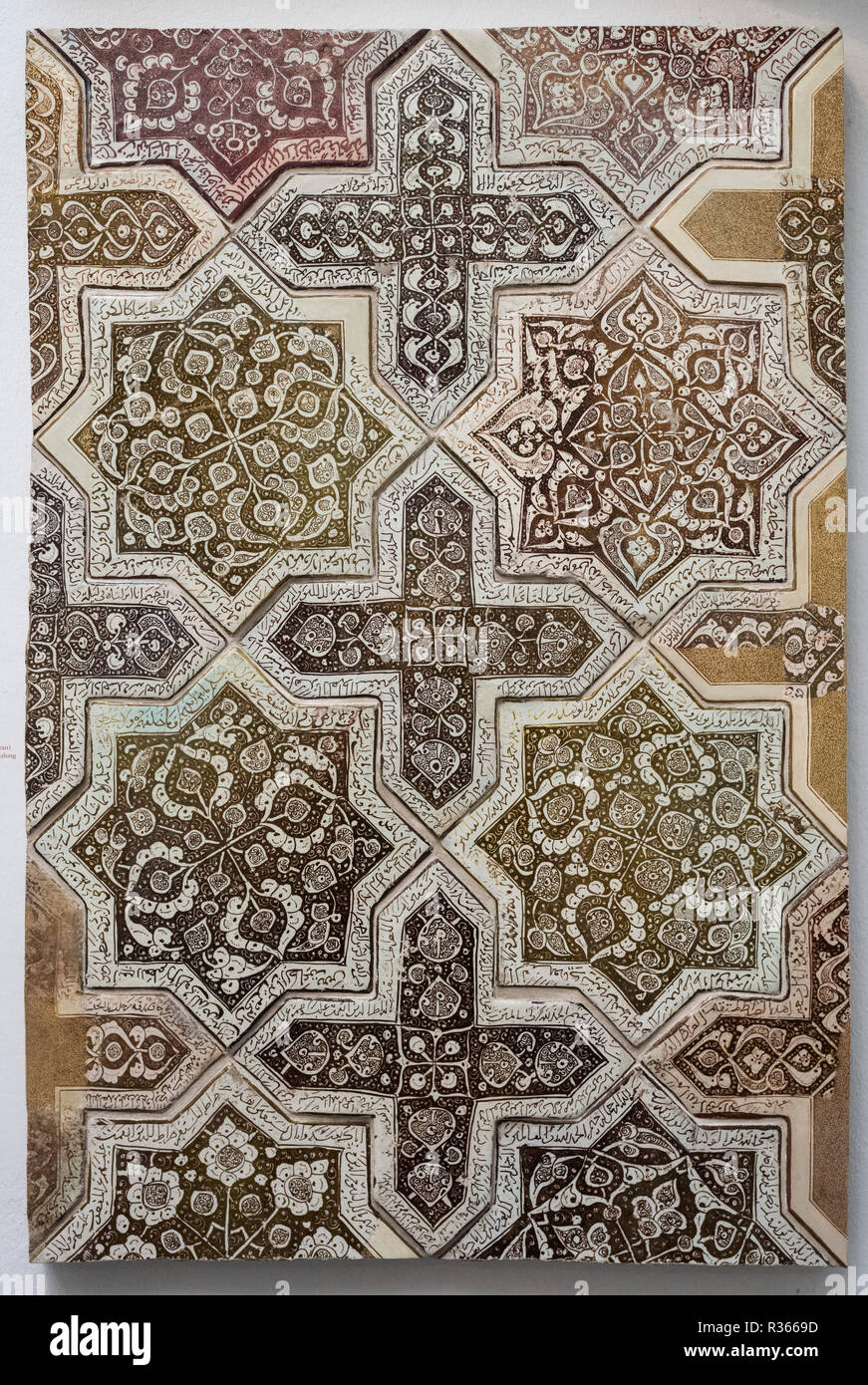 Berlin. Deutschland. Pergamon Museum. Fries der geometrischen Glasierte keramische Wandfliesen mit acht Spitzen Sterne (octagram) und Kreuze und Inschriften aus Stockfoto