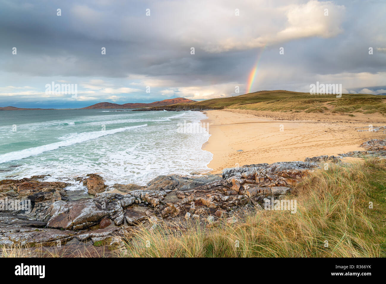 Regenbogen über traigh Lar Strand auf der Isle of Harris in Schottland Stockfoto