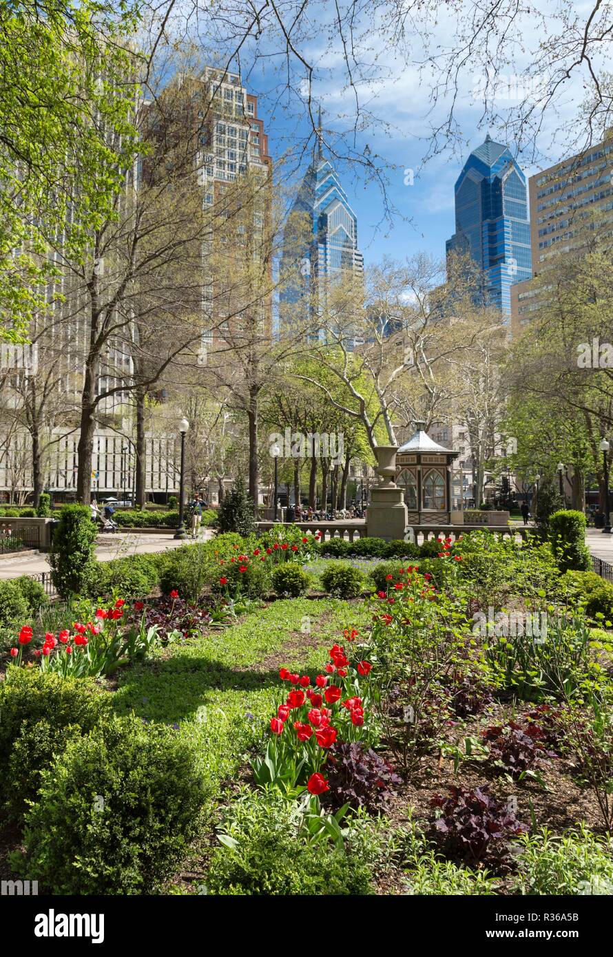 Rittenhouse Square, einem Garten und Park im Stadtzentrum von Philadelphia im Frühjahr, Skyline im Hintergrund, Philadelphia, Pennsylvania, USA Stockfoto