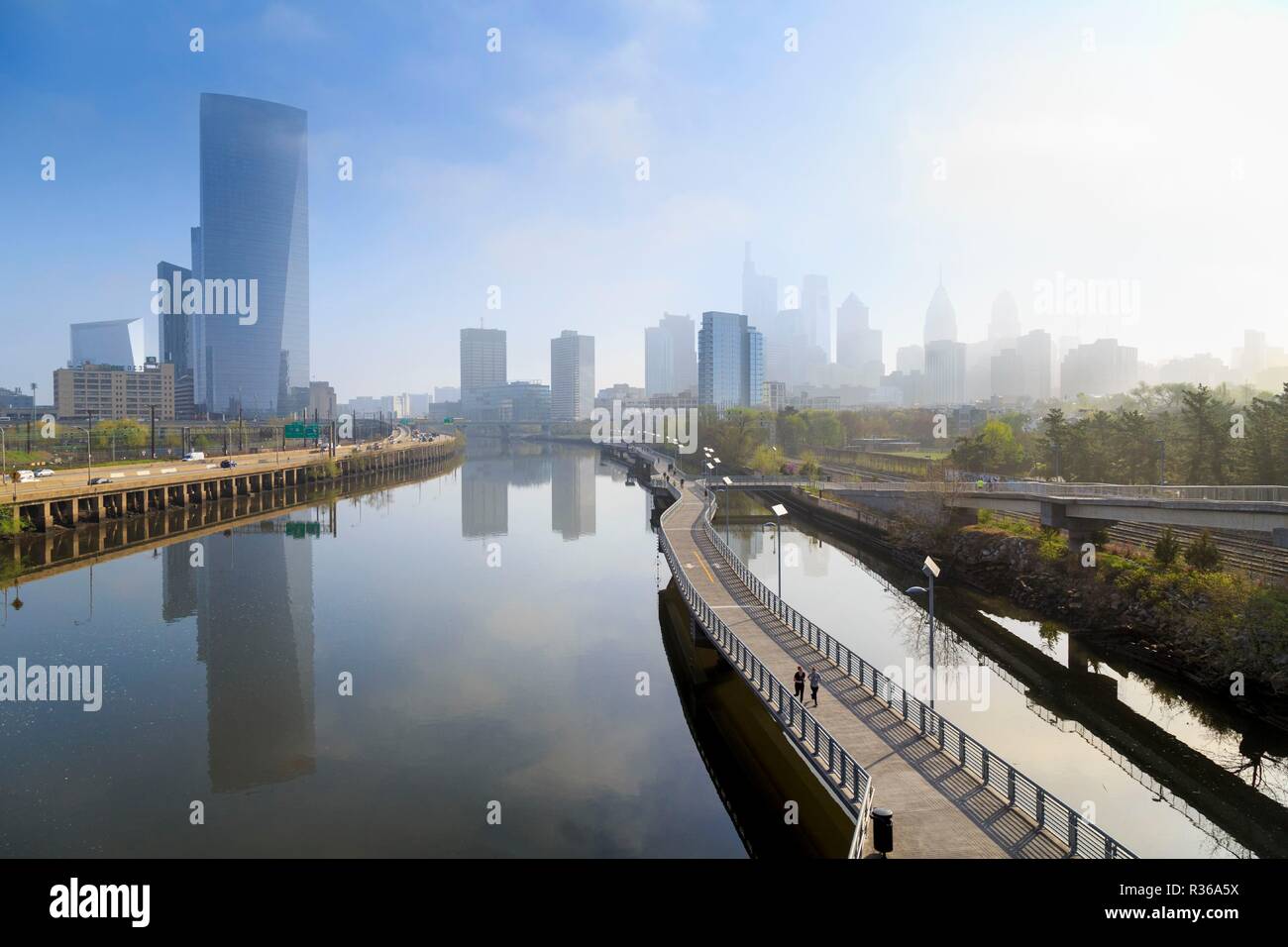 Philadelphia Skyline mit Schuylkill River Park Promenade im Frühling, Philadelphia, Pennsylvania, USA Stockfoto
