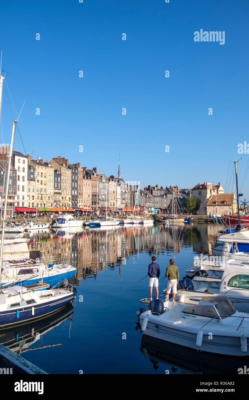 Honfleur Hafen mit Booten und Fischer, Normandie, Frankreich Stockfoto
