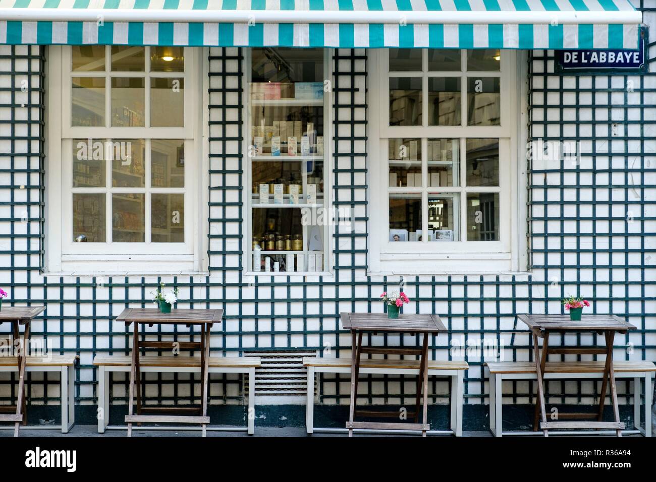 Cafe Fassade auf der Straße mit Tischen und keine Leute, Paris, Frankreich Stockfoto