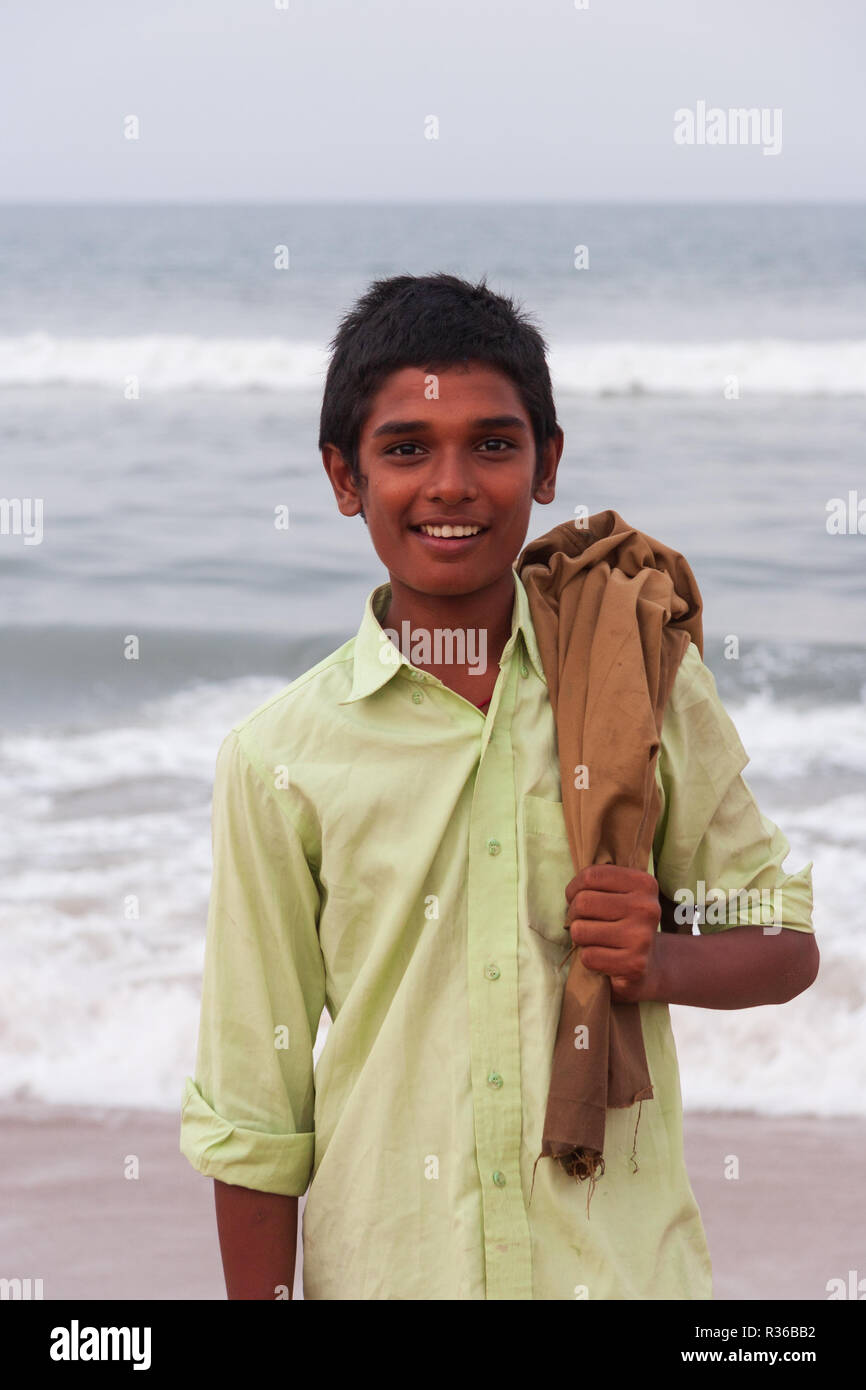 Chennai, Indien - 6. September 2007: einen lächelnden Einheimischen jungen posiert für ein Foto bei Marina Beach in Chennai mit dem Meer im Hintergrund. Stockfoto