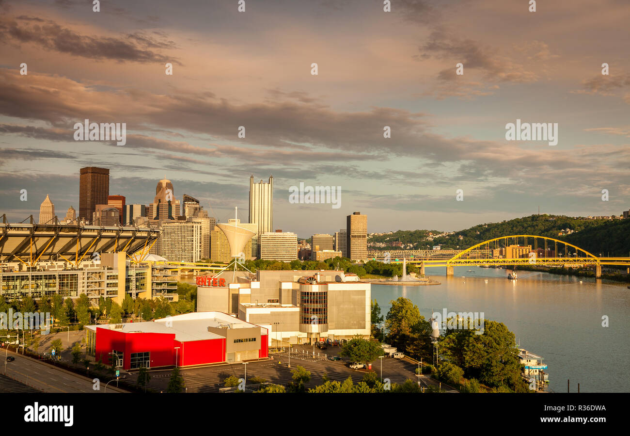 Blick auf die Innenstadt von Pittsburgh Skyline vom Ohio River Stockfoto
