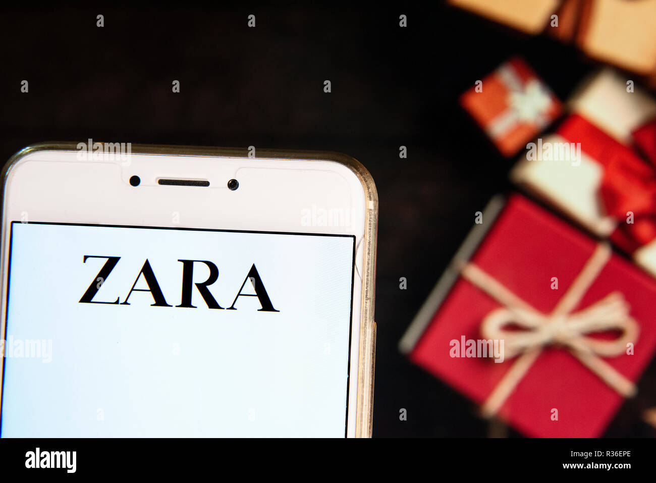 Spanische multinationale Kleidung Design Handelsunternehmen von Inditex, Zara, Logo ist auf ein Android mobiles Gerät mit Weihnachten gesehen Gaben im Hintergrund gewickelt. Stockfoto