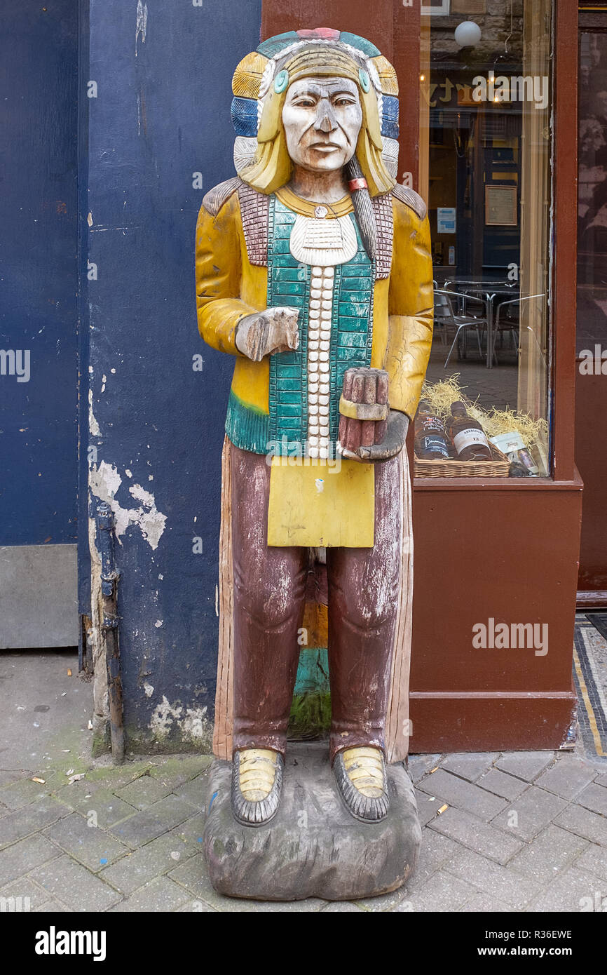 Ein verfallenes Zigarrenladen Indische, ursprünglich ein tabakwarenhändler Advert, außerhalb eines Shop in Edinburgh. Stockfoto