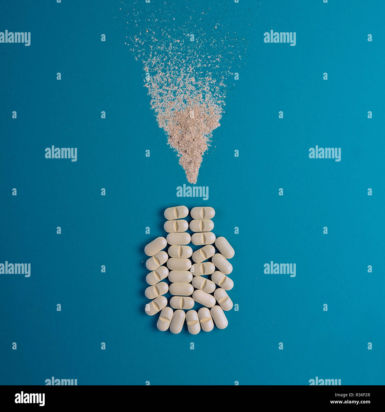 Heilkräuter und natürliche Tabletten, medizinische Flasche. Das Konzept von Nahrungsergänzungsmitteln. Stockfoto