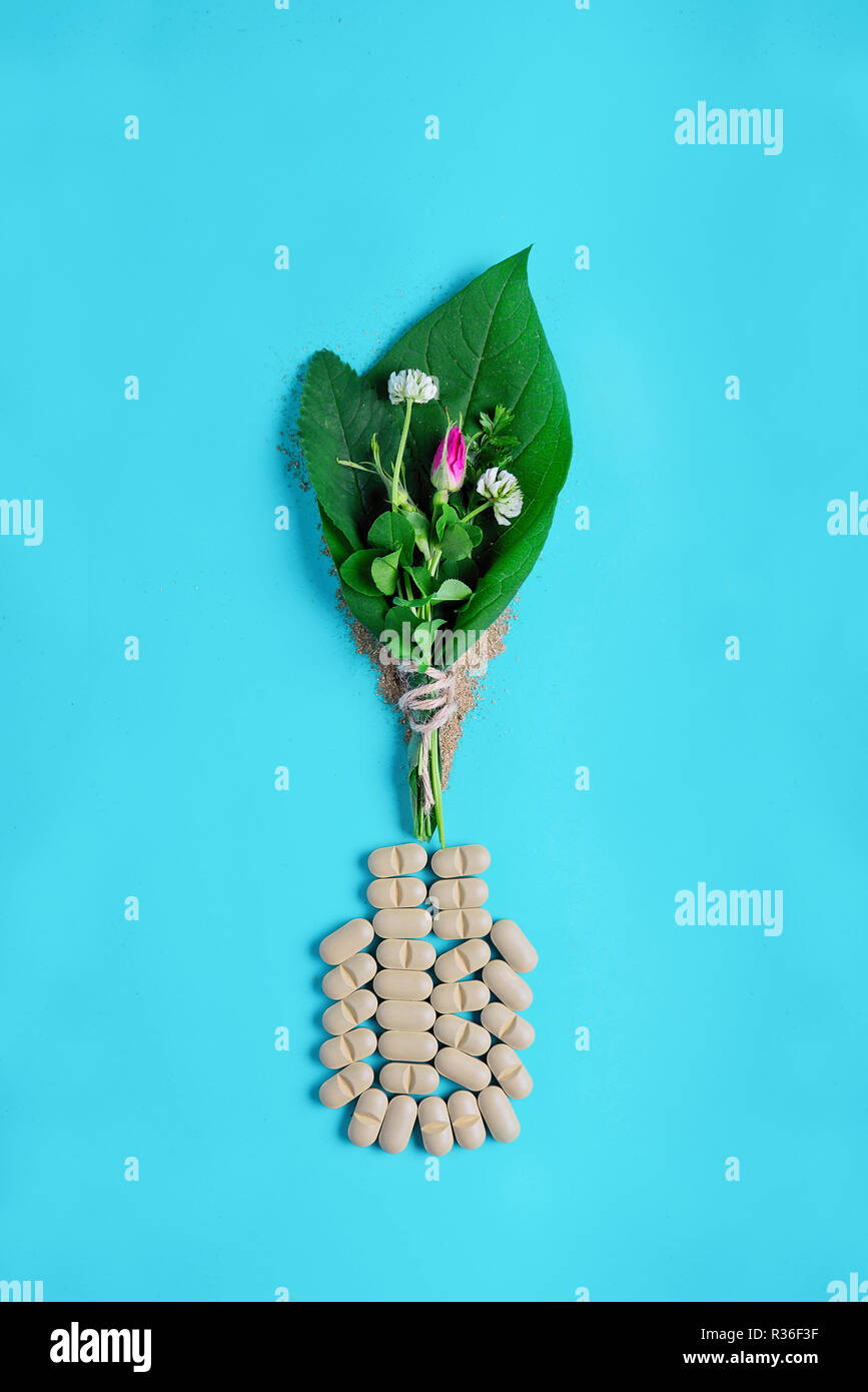Natürliche pflanzliche Pillen, Additiv, grünes Blatt und Flasche. Das Konzept der Natur- und Pflanzenschutz. Gesunder Lebensstil Stockfoto