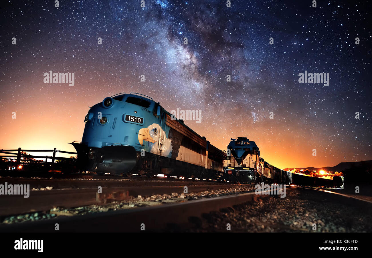 Dampfzug bei Nacht - sky scenics-Natur 2018 Stockfoto