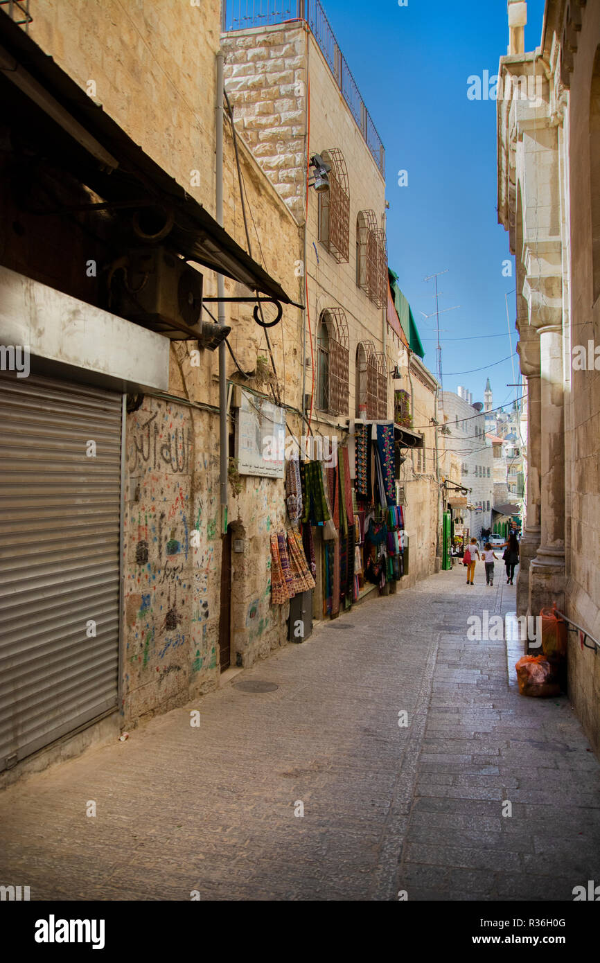 Eine schmale Straße in Jerusalem. Stockfoto