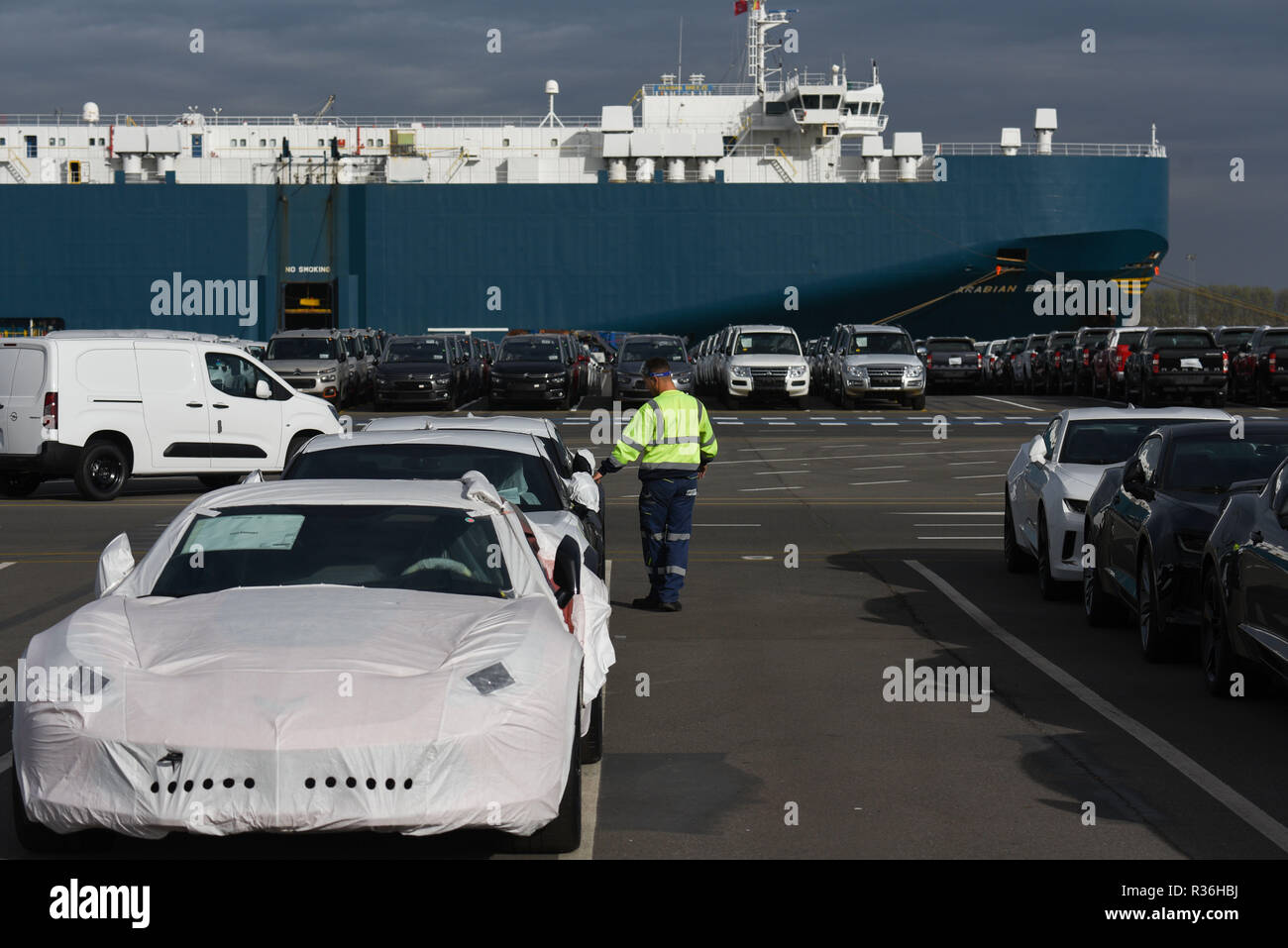 Oktober 23, 2018 - Zeebrugge, Belgien: Arbeiter für ICO (internationale Anbieter) die Bedingungen des neuen Autos vor dem Versand aus dem Hafen von Zeebrugge, größte Auto terminal der Welt mit 2,8 Millionen Fahrzeuge von hier aus jedes Jahr befördert werden. Die Fähigkeit zu Prüfen, Reparieren und anpassen, Autos direkt aus dem Hafen Terminals ist eine der wichtigsten Zeebrugge Wettbewerbsvorteile. Einige 900.000 Autos sind von und nach Großbritannien jedes Jahr verschoben, und der Hafen von Zeebrugge bereitet sich auf eine harte Brexit. Des centaines de voitures Neuves sind garees dans le Port de Bruges-Ze Stockfoto