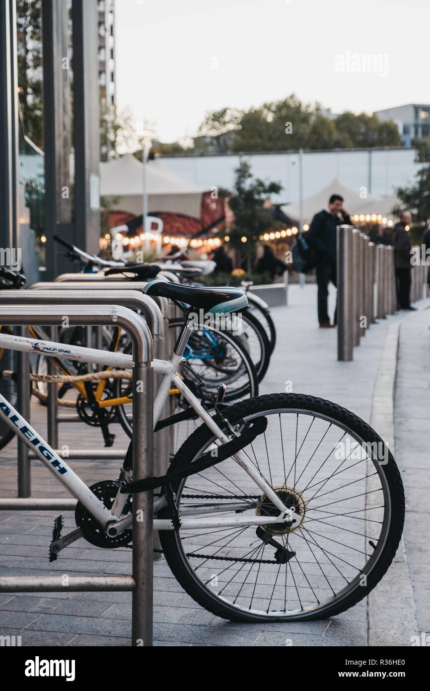 London, Großbritannien - 02 November, 2018: eine Reihe von Fahrrädern auf der Straße in London geparkt. Radfahren ist eine beliebte Methode, Pendeln in der Stadt. Stockfoto