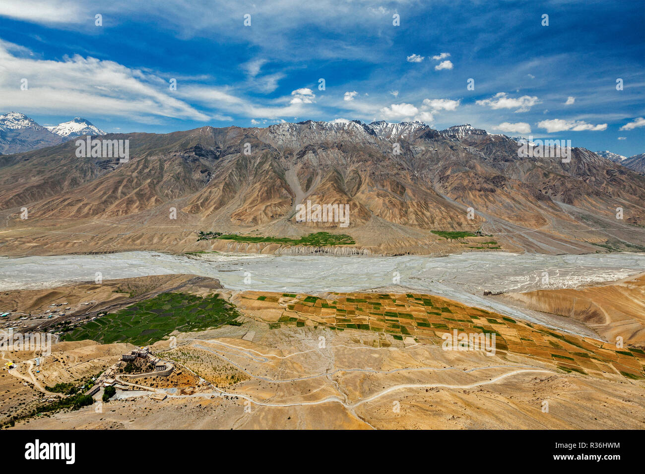 Luftaufnahme von Spiti Valley und die Gompa im Himalaya Stockfoto