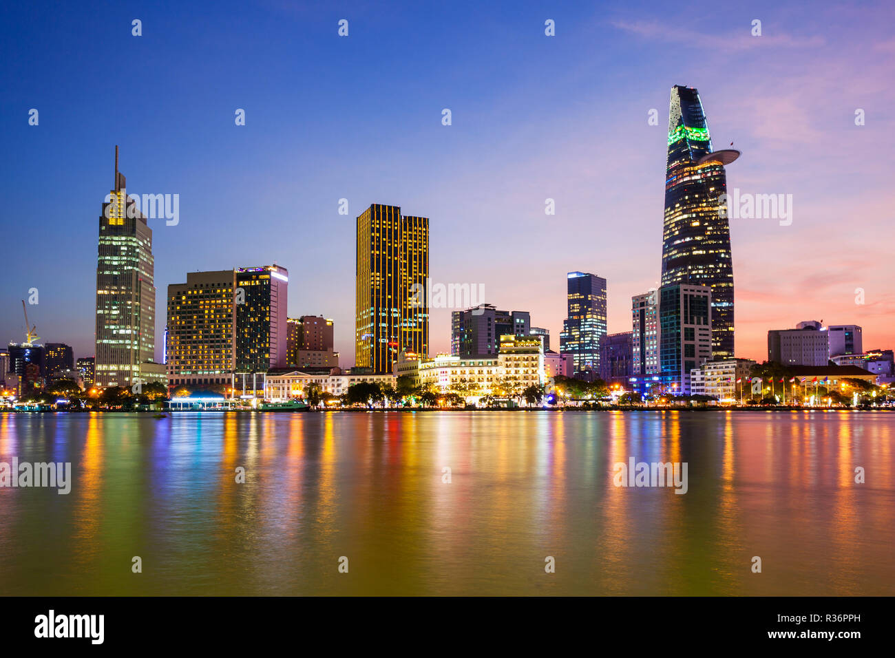 Ho Chi Minh City Skyline Antenne Panoramaaussicht in der Nacht. Ho Chi Minh City ist die grösste Stadt in Vietnam. Stockfoto