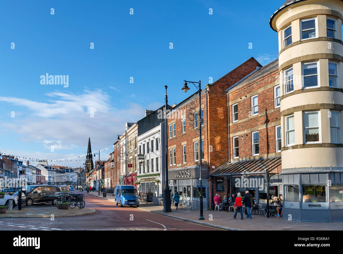 Die Geschäfte in der vorderen Straße im Zentrum der Stadt, Tynemouth, Tyne und Wear, England Großbritannien Stockfoto