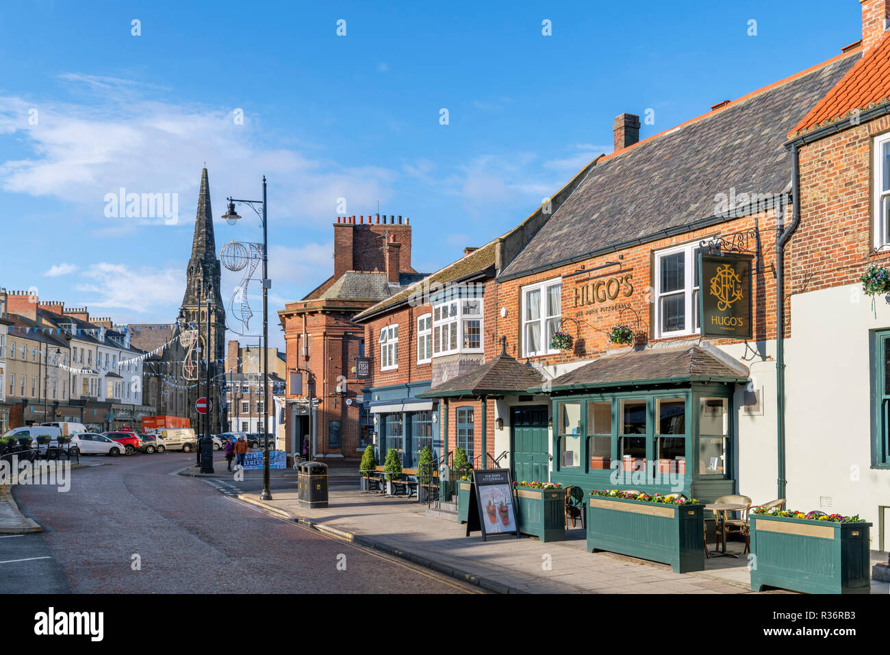 Die Geschäfte in der vorderen Straße im Zentrum der Stadt, Tynemouth, Tyne und Wear, England Großbritannien Stockfoto