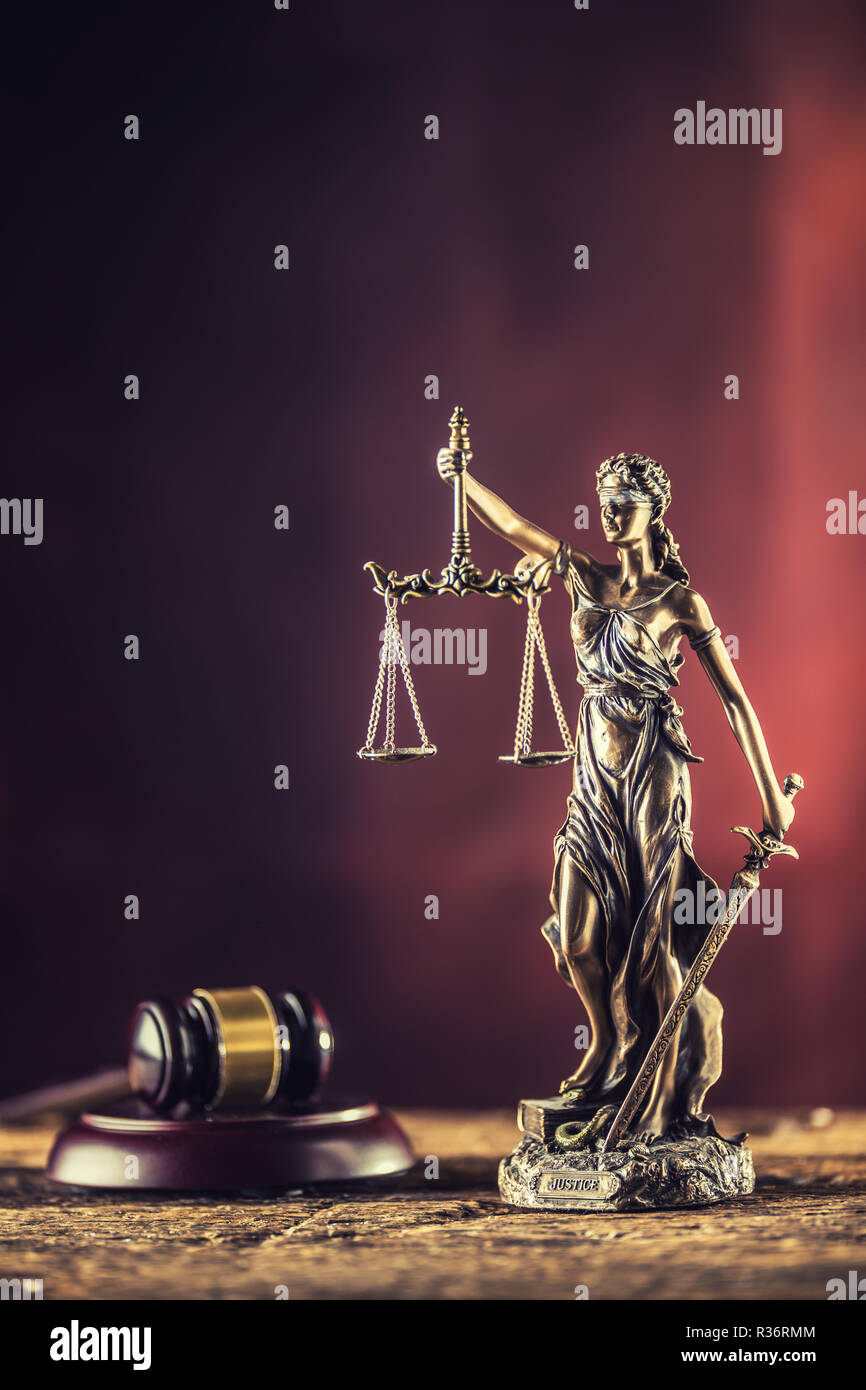 Lady "Justicia mit Schwert und Waage Bronze Figur mit Richter Hammer auf Holztisch. Stockfoto